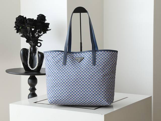 新款托特包1Bd552新品 这款Tessuto Triangulum托特包采用进口印花尼龙面料，配十字纹牛皮，三角形图案颜色吸睛夺目，容量空间大，真的巨能装上身