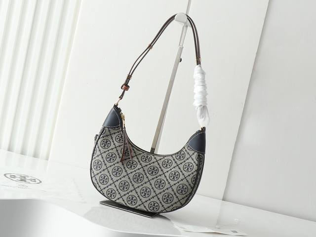 原单质量 新品注意细节 经典Tmonogram图案以提花织物打造，选用优质皮革饰边。单品魅力隽永，彰显时尚风格。 T Monogram 新月包选用柔软绒面皮革饰