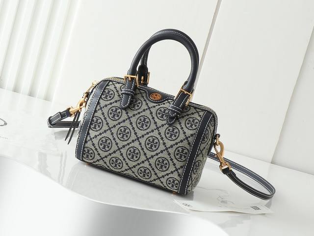 小号 原单质量 新品注意细节 Tory Burch 汤丽柏琦T Monogram迷你提花酒桶包 该系列选用编织提花布料匠心打造，魅力隽永又风格独具 缝线包裹的提