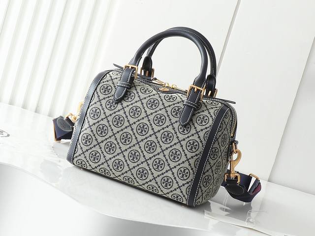 大号 原单质量 新品注意细节 Tory Burch 汤丽柏琦T Monogram迷你提花酒桶包 该系列选用编织提花布料匠心打造,魅力隽永又风格独具 缝线包裹的提 大号 原单质量 新品注意细节 Tory Burch 汤丽柏琦T Monogram迷你提花酒桶包 该系列选用编织提花布料匠心打造,魅力隽永又风格独具 缝线包裹的提