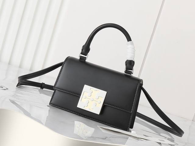 新款Bon Bon手提包，外形小巧，风格甜美。内外均设有口袋，配以可拆卸链条斜挎背带，演绎迷人现代感。翻盖配磁力按扣 提柄，垂直携带高度为9Cm;可调可拆卸斜背