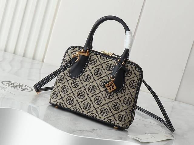 经典系列，新品注意细节 Tor Burch新款Swing老花贝壳包，经典T Monogram老花面料，超级百搭轻便，时尚度也是满满的可调节可拆卸的长肩带，能背能