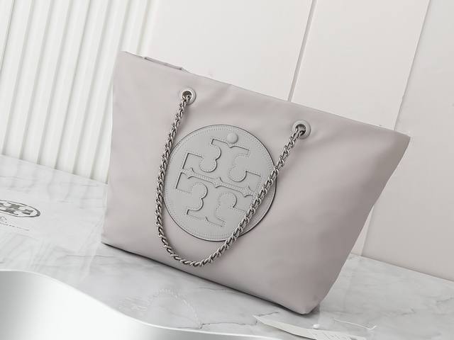 原单质量 尼龙布系列，新品注意细节 汤丽柏琦 Ella链条托特包柔软解构，以轻巧的再生尼龙材质与编织链条肩带而独具辨识。宽阔的内部空间可容纳日常所需，包括笔记本