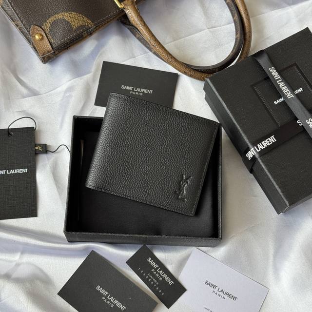 顶级原单 Ysl 2025秋冬新品男士钱包 内里可放卡片 大钞 荔枝纹牛皮制作 Monogram对折钱包，饰以压字 字母标志。内部：两个纸币隔层、八个卡片槽和两