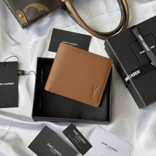 顶级原单 Ysl 2025秋冬新品男士钱包 内里可放卡片 大钞 荔枝纹牛皮制作 Monogram对折钱包，饰以压字 字母标志。内部：两个纸币隔层、八个卡片槽和两