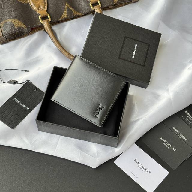 顶级原单 Ysl 男士钱包 黑色牙签纹 牛皮 内里可放卡片 大钞 牛皮制作 Monogram对折钱包，饰以金属Ysl字母标志。内部：两个纸币隔层、八个卡片槽和两