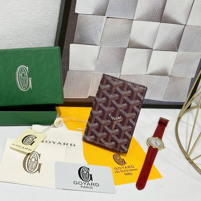 戈雅Saint-Pierre 卡夹的功能齐全，设有一个大尺寸纸钞袋，可以同时存放卡片、证件和钞票。袖珍小巧的设计正好适合放入夹克或裤子口袋。 款号：98026