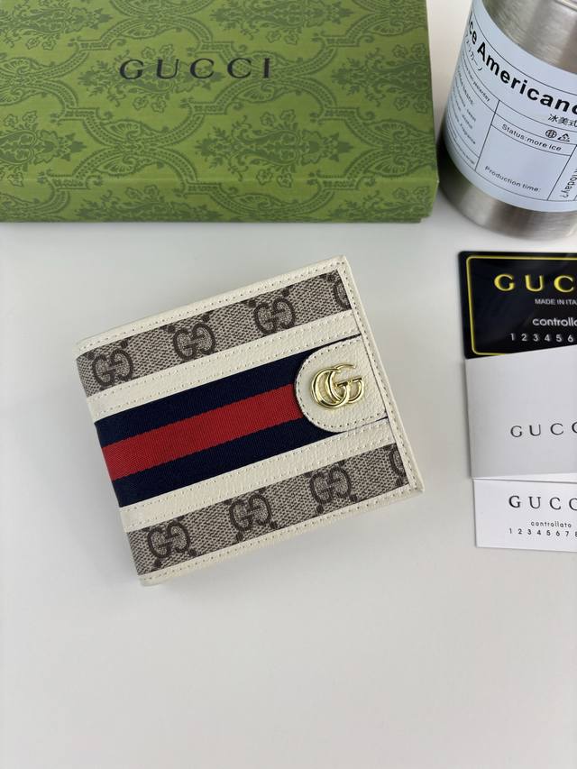 Guccl 最新钱夹到货，也可作为钱夹使用，是品牌主推的一款实用设计单品。经典Gg图案是品牌在30年代开始使用的标志性元素之一，历经近一个世纪的发展依然为品牌探