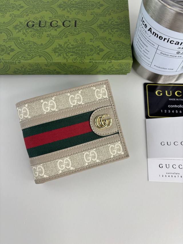 Guccl 最新钱夹到货，也可作为钱夹使用，是品牌主推的一款实用设计单品。经典Gg图案是品牌在30年代开始使用的标志性元素之一，历经近一个世纪的发展依然为品牌探