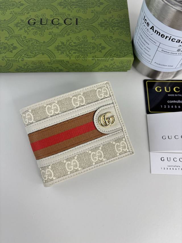 Guccl 最新钱夹到货，也可作为钱夹使用，是品牌主推的一款实用设计单品。经典Gg图案是品牌在30年代开始使用的标志性元素之一，历经近一个世纪的发展依然为品牌探