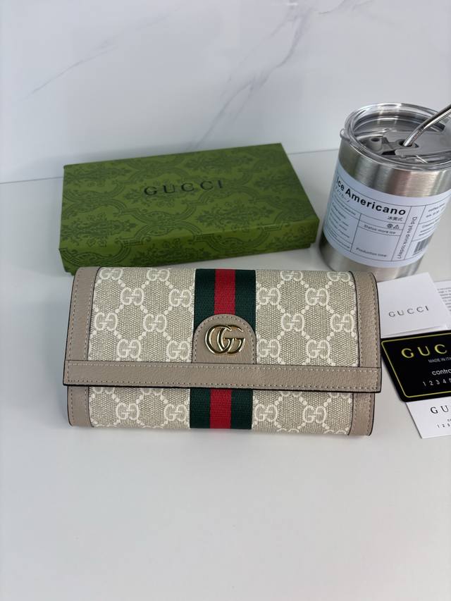 Guccl 官网同步新款！Ophidia系列～两折长夹，采用Gg Supreme高级Pvc面料 配以标志性双G 五金唛头，经典著作红绿色织带，精制而成！ 款号: