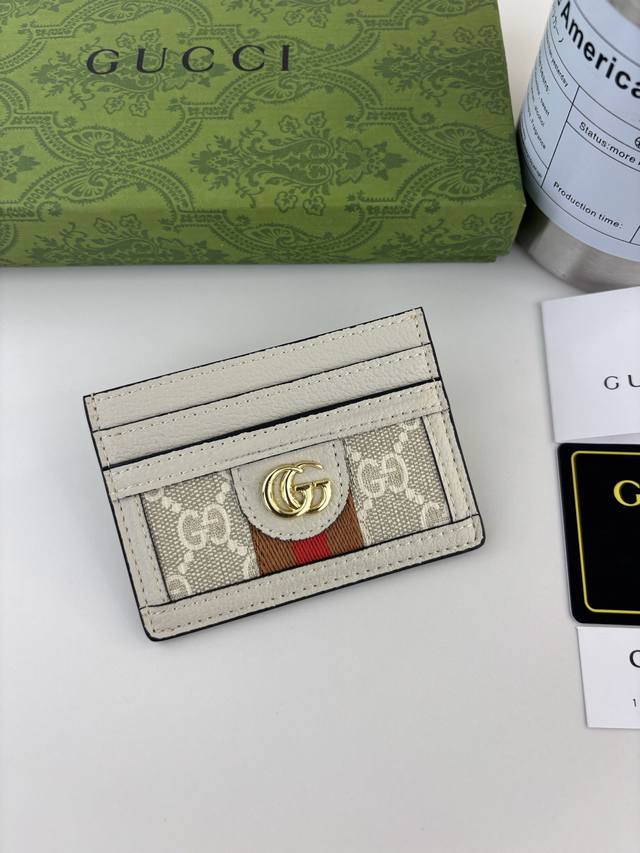 Guccl官网同步新款 Ophidia系列～小卡包,采用Ggsupreme高级Pvc面料配以标志性双G 五金唛头，经典著作棕红色织带，精制而成！ 款号: 523