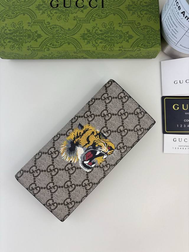 Guccl 新款男士西装夹！专柜同步，黑色皮革，搭配Pvc面料 丝印最虎头标志 油边做工精细 ，简单大方，时尚霸气， 款号: 451275 尺寸: 18Cm X