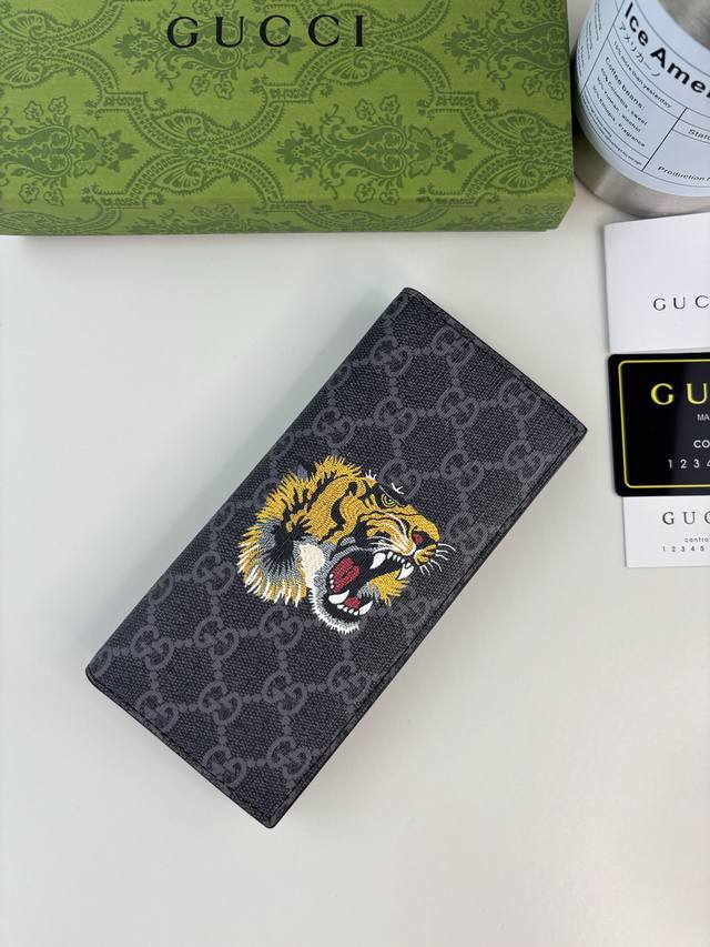 Guccl 新款男士西装夹！专柜同步，黑色皮革，搭配Pvc面料 丝印最新虎头标志 油边做工精细 ，简单大方，时尚霸气， 款号: 451275 尺寸: 18Cm