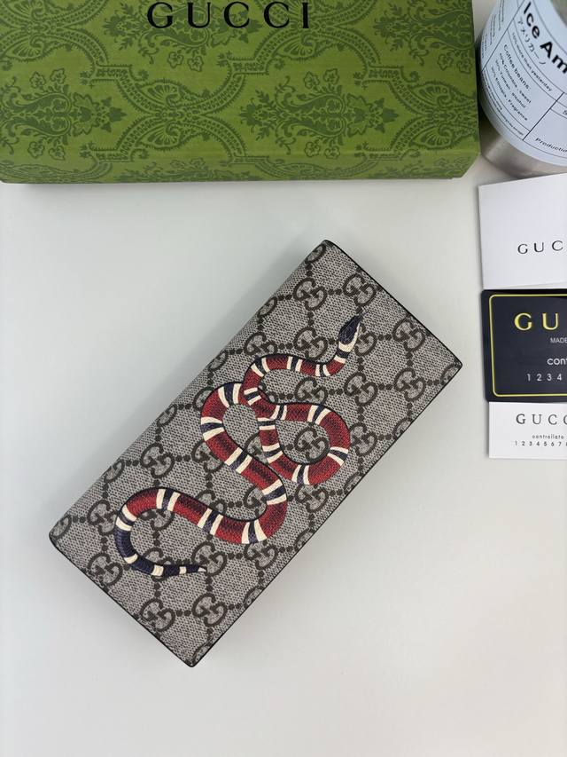 Guccl 新款男士西装夹！专柜同步，黑色皮革，搭配Pvc面料 丝印最新蛇标志 油边做工精细 ，简单大方，时尚霸气， 款号: 451275 尺寸: 18Cm X