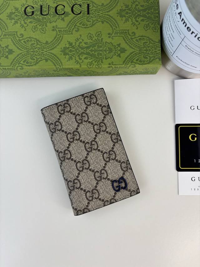 Guccl 典藏元素Gg细节与活力配色巧妙糅合。这款长款卡片夹以Gg Supreme帆布匠心打造，巧妙融入咖啡撞色细节，为这款小巧的日常配饰带来微妙的对比反差之