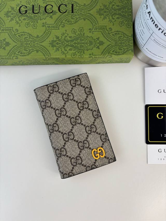 Guccl 典藏元素Gg细节与活力配色巧妙糅合。这款长款卡片夹以Gg Supreme帆布匠心打造，巧妙融入咖啡撞色细节，为这款小巧的日常配饰带来微妙的对比反差之
