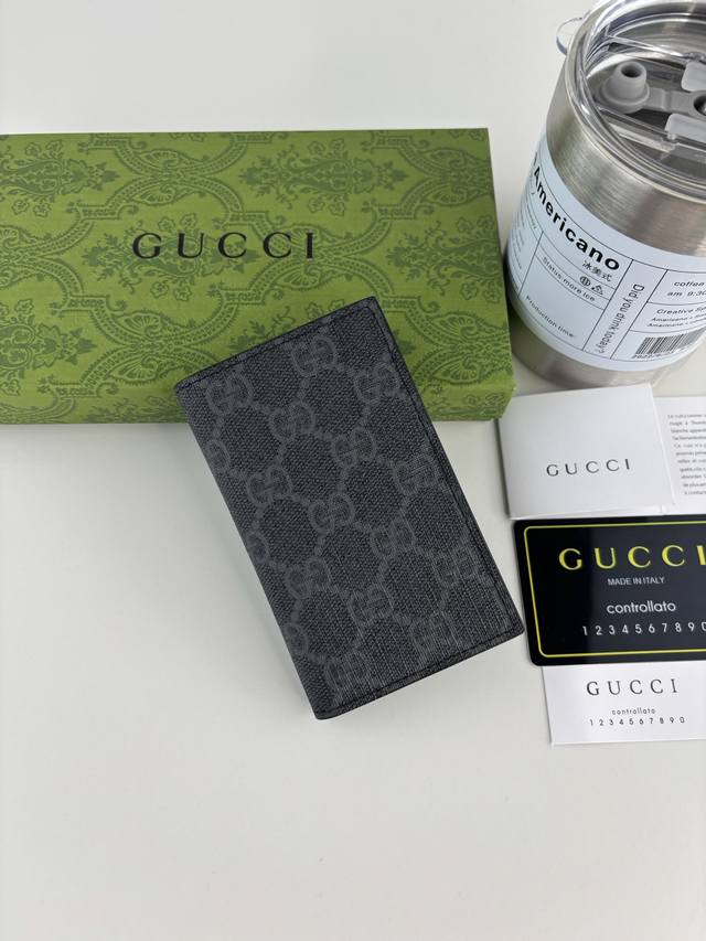 Guccl 典藏元素Gg细节与活力配色巧妙糅合。这款长款卡片夹以Gg Supreme帆布匠心打造，内里搭配黑色平纹皮革，为这款小巧的日常配饰带来微妙的对比反差之