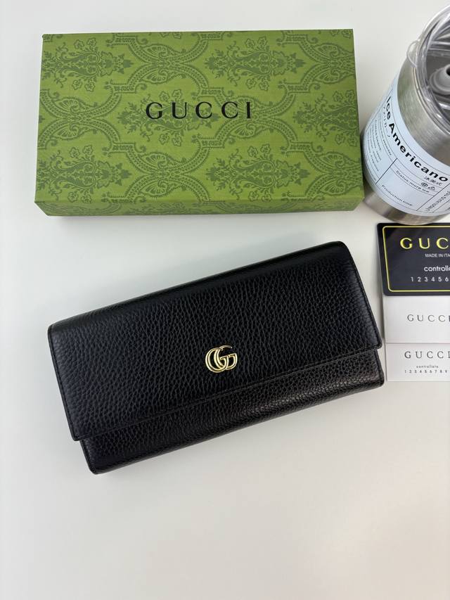 Guccl 夏季新款，小型双G金属装饰，加深了隐蔽的标志感性的G，与原有颜色组合搭配独特的变形，重新推出标志性房屋设计，外观为黑皮 ,内部是用黑色皮革制成的时尚