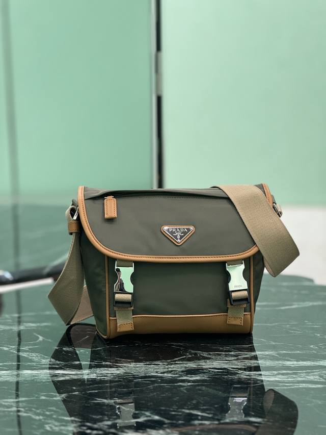 邮差包 小号 这款邮差包由Re-Nylon再生尼龙面料设计，配撞色小牛皮，翻盖和按锁开合，三个外部拉链式口袋，内部拉链式口袋和贴袋。容量空间大，又是一款永久不过