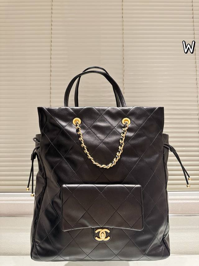 高级感爆棚 Chanel 25C托特 宝贝们，今天要给大家种草的是Chanel 25C托特包，这款包包不仅仅是优雅的代名词，更是实用性的代表，让你在任何场合都能