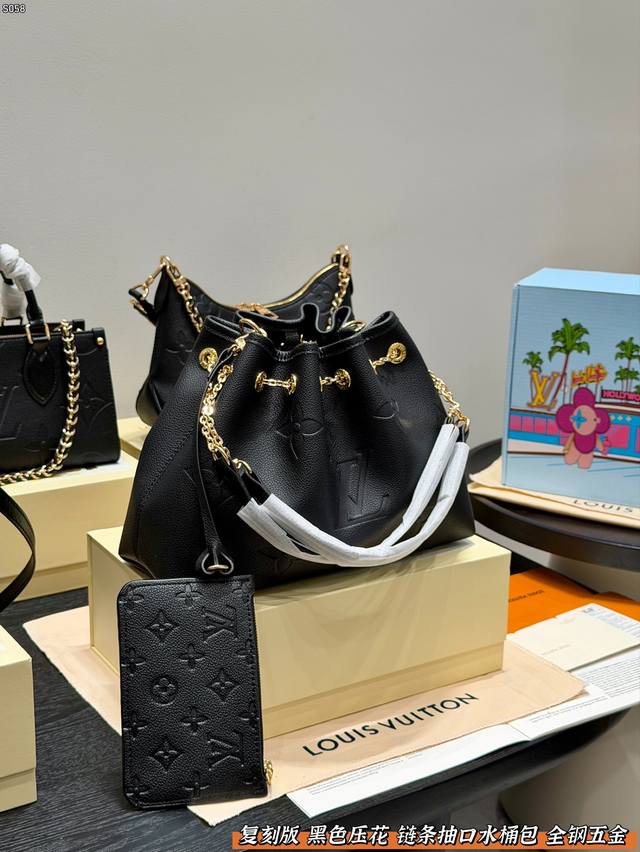 礼盒包装 复刻版 全钢五金 Size：28*20Cm Lv 新品链条抽口水桶包 高级压花黑色大花喷绘Logo Summer Bundle 最美最百搭~ 眼光真不