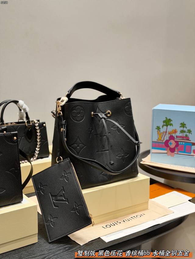 大花 礼盒包装 复刻版 全钢五金！ Lv 水桶包压花黑色Bb香槟桶温柔又气质 颗粒面叉皮压花水桶包 和老花不同，这个包包有提手 所以可肩背、斜挎、手提 背上身整