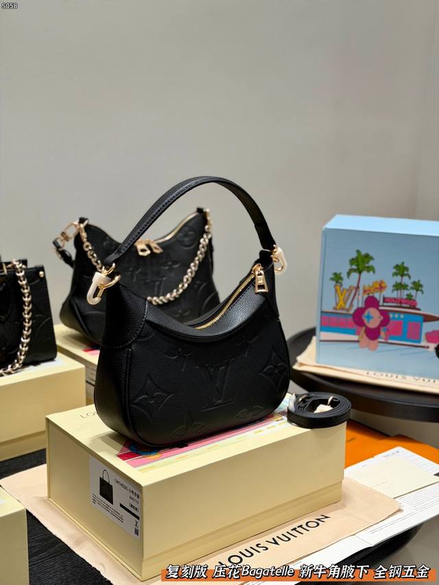 大花 礼盒包装 复刻版 全钢五金 Lv新款系腋下包 Bagatelle压花黑色真的温柔到谷底~首先包型就不说了，这两年最流行的Hobo牛角腋下包，经得住时间考验