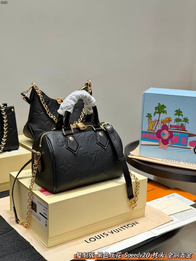 礼盒包装 复刻版 全钢五金 尺寸20*15Cm Lv Speedy20 黑色压花款枕头包 整体的感觉 上身超甜超嫩 可以手提可以斜挎 小巧精致可爱的包型 再Di