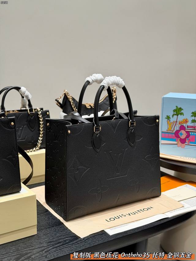 礼盒包装 复刻版 全钢五金 Size：35Cm 中号 Lv黑色大花压花丛林托特包 整个包都是品质拉满 真的是太高级啦！ 大象灰色 这个颜色太惊艳啦！ 搜索 Lv