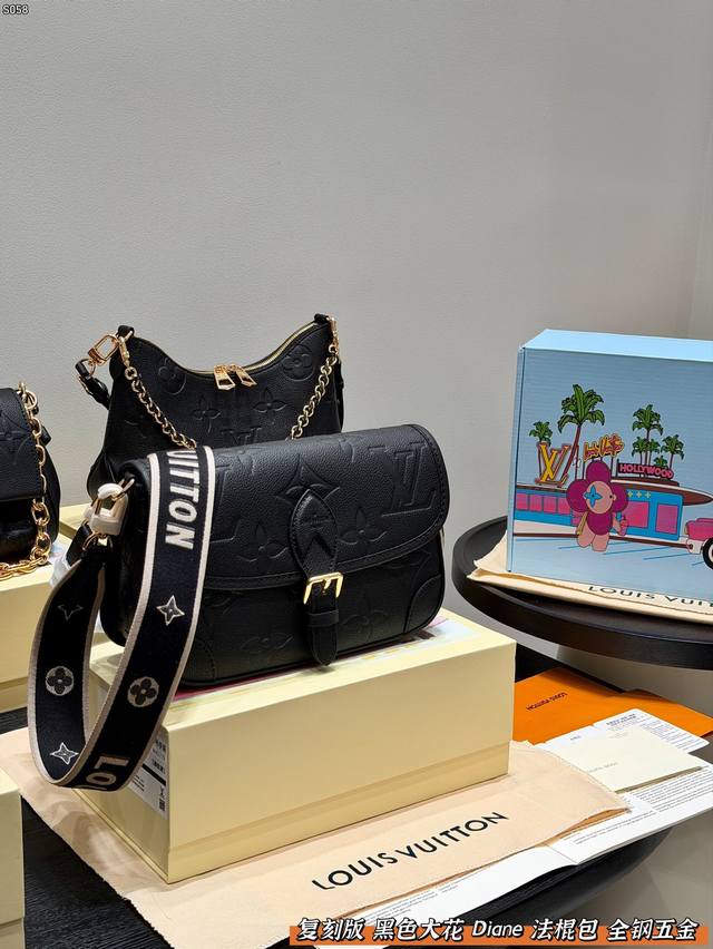 大花 礼盒 复刻版！全钢五金 Lv Diane 法棍包 压花黑色 上身简单又舒服 源自中古包 Sologne 的改良版 整体保留了简洁的包身造型 一根肩带升级成