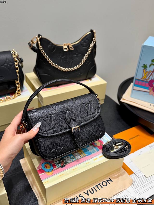 大花 礼盒包装 复刻版 全钢五金 Size：19*10Cm Lv 小迷你 Diane 法棍手袋 好Q的 压花黑色大花超Mini 法棍包是真好看 又好背！ 皮质和