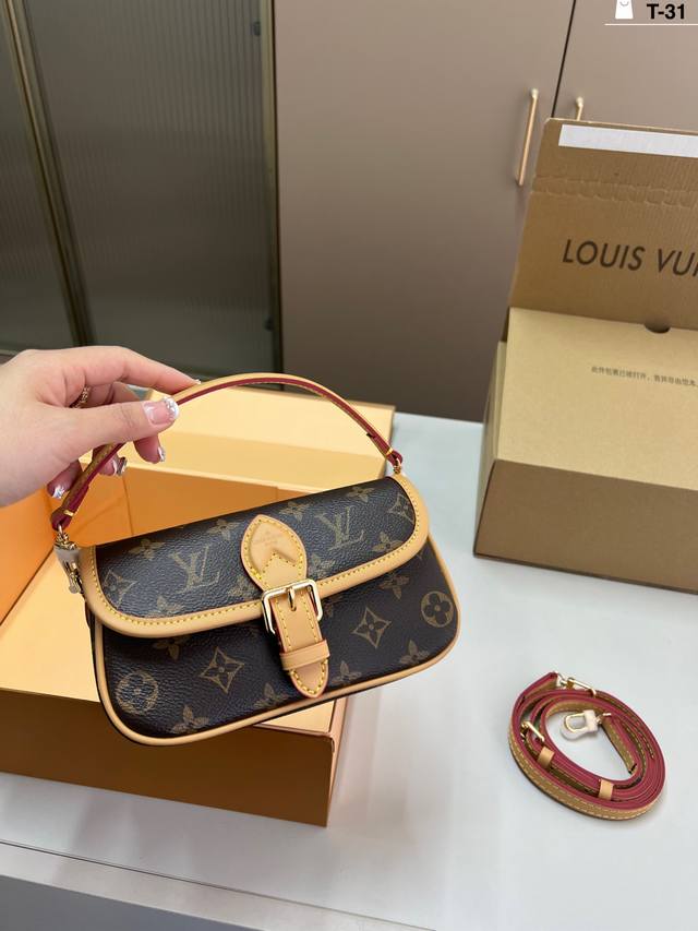 芯片版本 Lvdiane法棍包 法棍包是真好看 又好背！皮质和颜色都不错， 配置皮肩带 又甜又咸！ T-31尺寸19×10折叠盒飞机盒