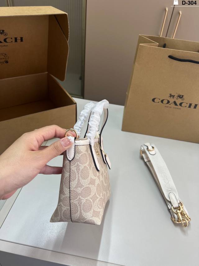 Coach蔻驰托这个在今年是受欢迎的‘‘Coach经典的Mollie Tote 包型 内层分隔 立体造型搭配 也是百搭的 D-304尺寸25×22飞机盒 Coach蔻驰托这个在今年是受欢迎的‘‘Coach经典的Mollie Tote 包型 内层分隔 立体造型搭配 也是百搭的 D-304尺寸25×22飞机盒