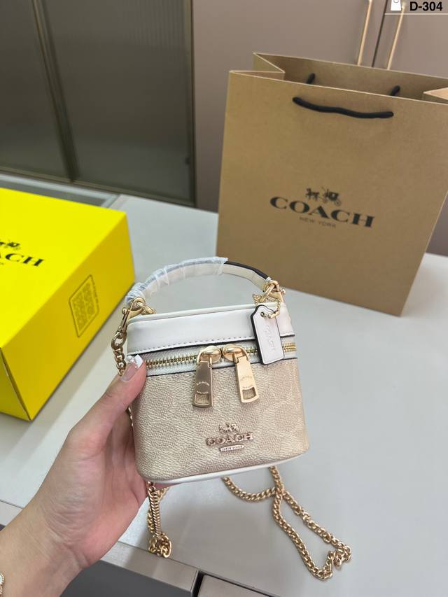 Coach Kay 20经典老花盒子包 Coach Kay 20盒子包，耐用又有质感。容量适中，通勤休闲都Ok！手提、单肩、斜挎三种背法D-304尺寸12×10