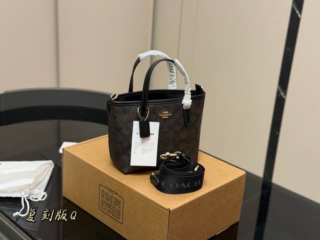 配飞机盒 Size：15.5*15.5Cm 上宽20 蔻驰 Mini Tote 购物袋 全面上新 可可爱爱的小托特 又戳到哪个刘亦菲的心窝窝了#