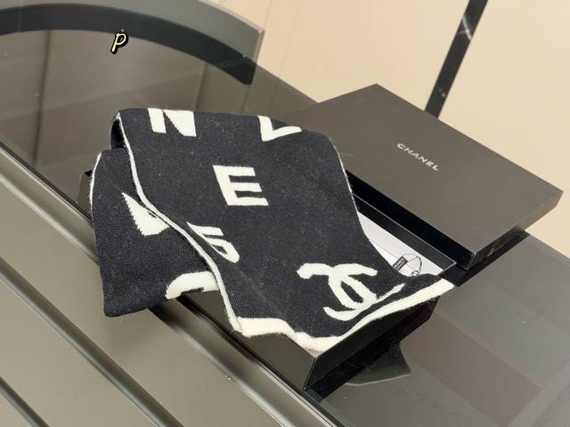 配盒 降温啦需要羊绒披肩！ Size：180*30Cm Chanel 香奈儿新款羊绒围巾 这季的新款围巾， 真的是用心了呢！ 触感真的能感觉到春日阳光般的温暖.