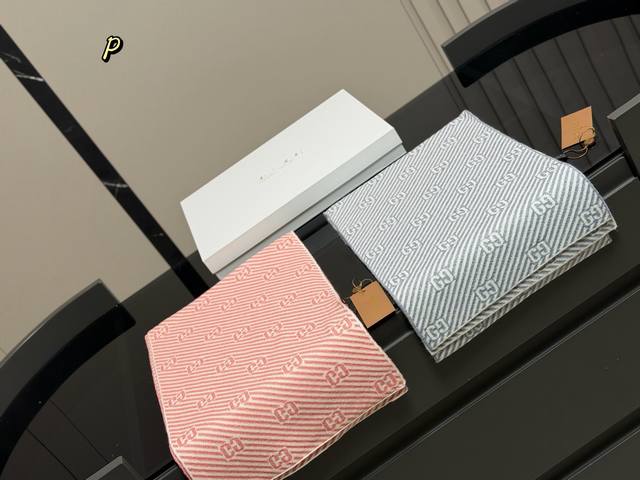 配盒 降温啦需要羊绒披肩！ Size：180*30Cm Gucci 古奇 新款羊绒围巾 这季的新款围巾， 真的是用心了呢！ 触感真的能感觉到春日阳光般的温暖..