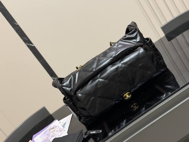 Chanel25N Coconeige滑雪系列 可爱休闲都Ok哈 香奈儿滑雪系列 Hold不住一点包包来咯 酷酷的的谁能不爱~ Size：42.22Cm