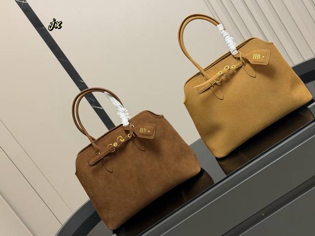 配盒 Size：41.31Cm Miumiu 中古托特包包， 特别喜欢这个的设计！ Miumiu的坑真的好仙女好好看！ 真的很有质感！ 可斜挎可手拿可单肩， 日