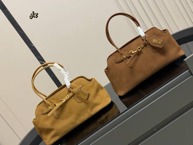 配盒 Size：44.23Cm Miumiu 中古托特包包， 特别喜欢这个的设计！ Miumiu的坑真的好仙女好好看！ 真的很有质感！ 可斜挎可手拿可单肩， 日