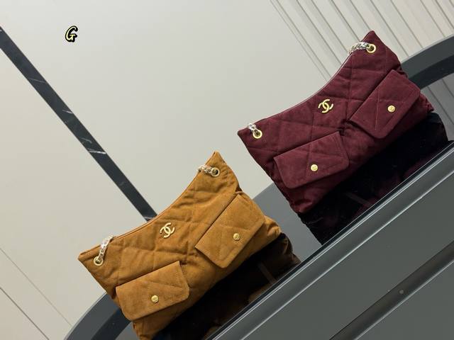 Chanel香奈儿25K好美啊，蝴蝶结还是百看不腻， 链条装饰充满活力。又嫩又俏皮 感觉香香的每一款都是投资级艺术品， 入手即定格永恒摩登风格，开心 保值又时髦