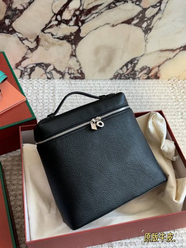 全套包装 送Logo檀木香挂件 Loro Piana Extra Pocket小书包 -秒钟爱上Loro Piana这款双肩小背包，- -如既往的简约高级感口