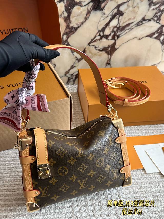 原单版钢五金 可芯片扫码 融了些未来感进去的Lv小箱子包 度假系列个人太喜欢了，科幻电影里的未来时装即视感，于是迫不及待翻了下这季新包，大量金属元素的运用让Mo