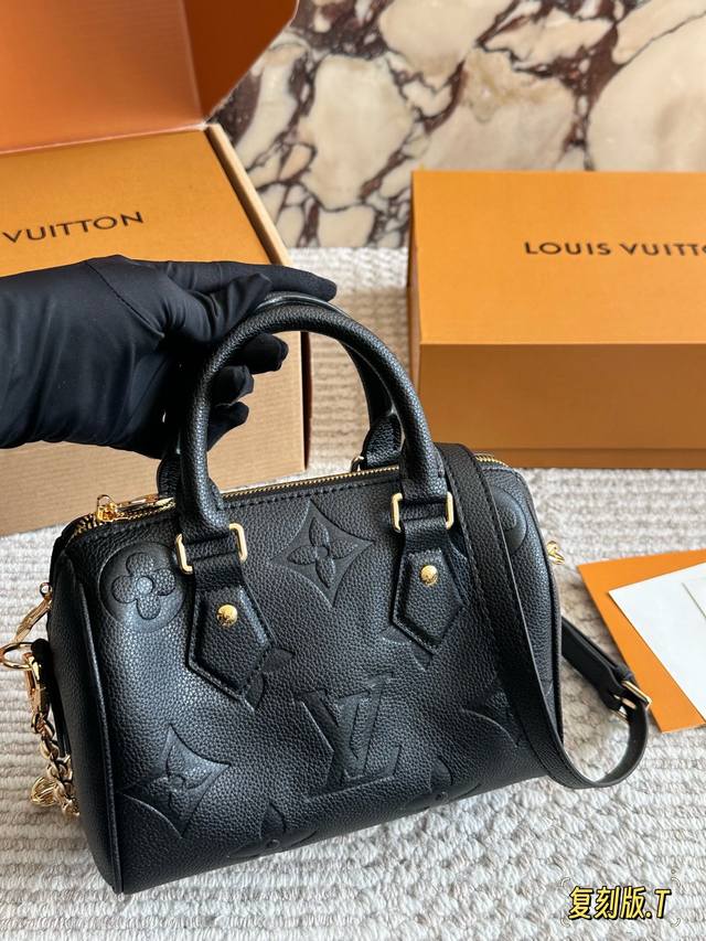 新款 配盒 Size：20*14Cm L家 Ss23 Speedy 20 一起感受紫色的快乐~ 拎一个小包包真的爱了爱了~ 紫色 搜索：Lv Nano