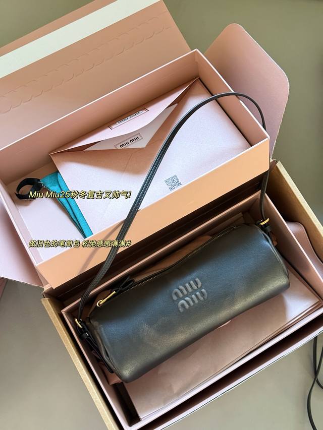 全套包装 Size：23*19Cm Miumiu的笔筒包 做旧款！ 性价比也太高了！ 做旧风还真的蛮酷诶！