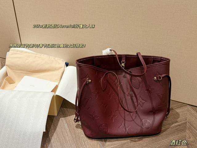 配盒 Size：30底*20高Cm 小 L家 Neverfull 中号购物袋！ 骨灰级产物！ 酒红色上身更百搭松弛感拉满，秒入 有质感！有味道！
