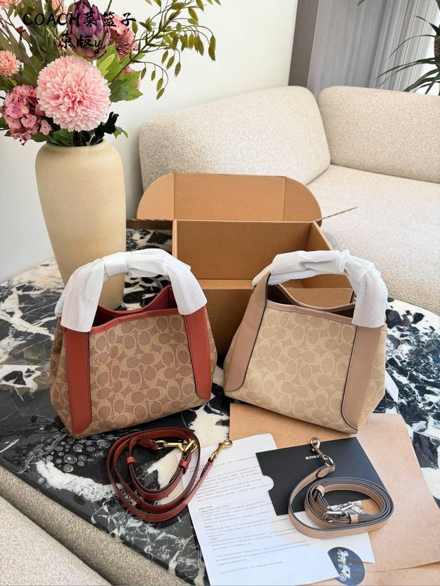 Coach Hadley Hobo菜篮子包 Coach Hadley Hobo菜篮子包，经典老花帆布+棕色皮革拼接，红棕配色超有质感尺寸21X17X12Cm，配