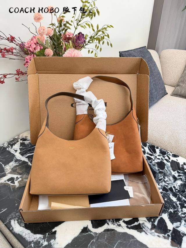 Coach Brooklyn麂皮手袋 Coach Brooklyn系列手袋，暖棕色麂皮材质，质感柔软细腻，秋冬氛围感满满。经典Hobo包型，线条流畅，简约大方，
