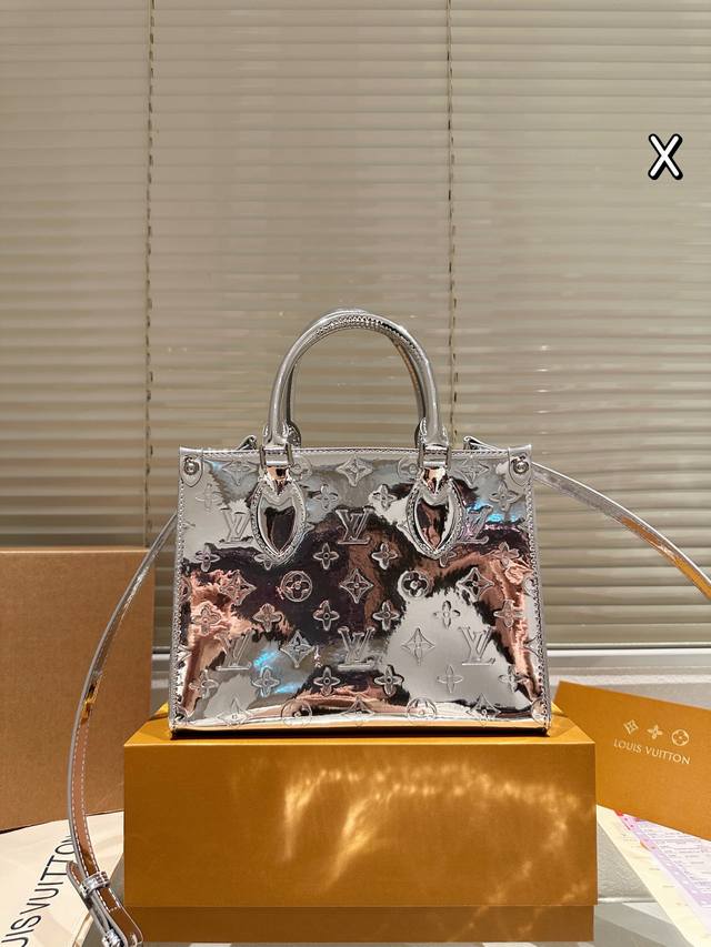 牛皮版本 Lv Onthego银色手提包 Lv Onthego银色手提包是Louis Vuitton Ski系列2025秋冬新品，亮面银色牛皮+经典Monogr